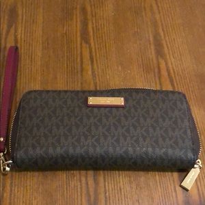 MK TRAVEL CONTINENTAL WALLET